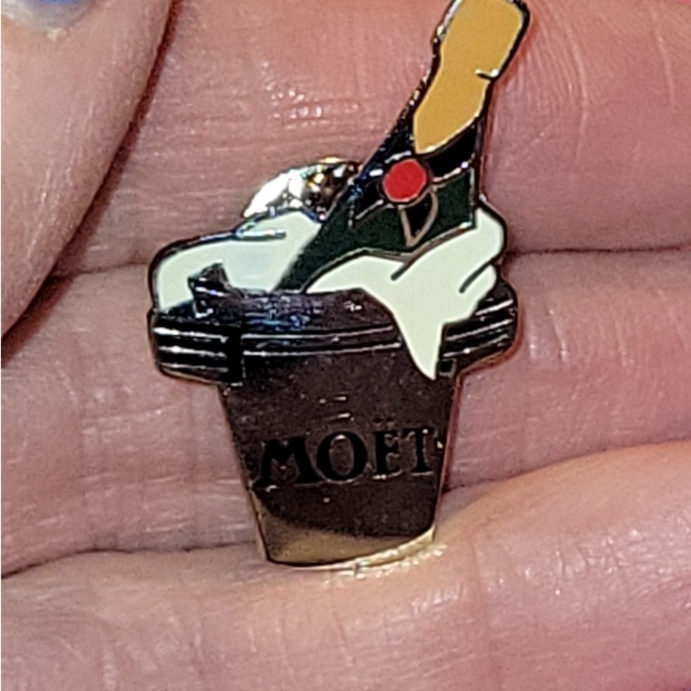 Collectible Pin. Moët Champagne Ice Bucket Advertising Lapel Pin